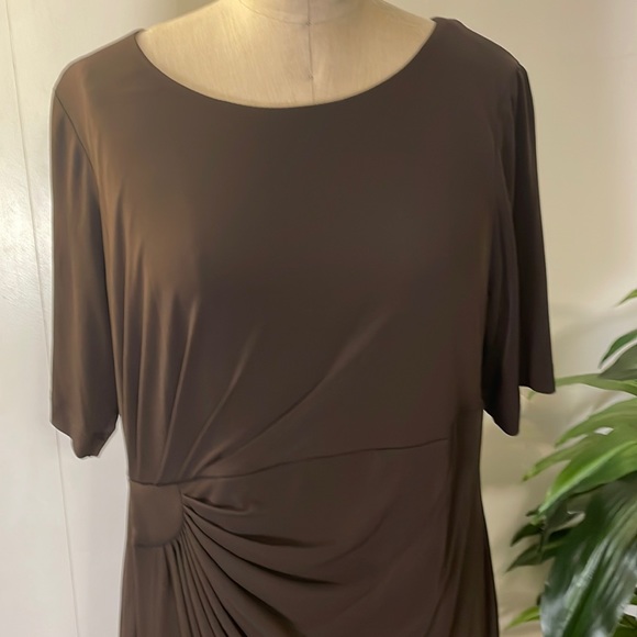 Dress barn short sleeve ruched dress in brown - Picture 2 of 7